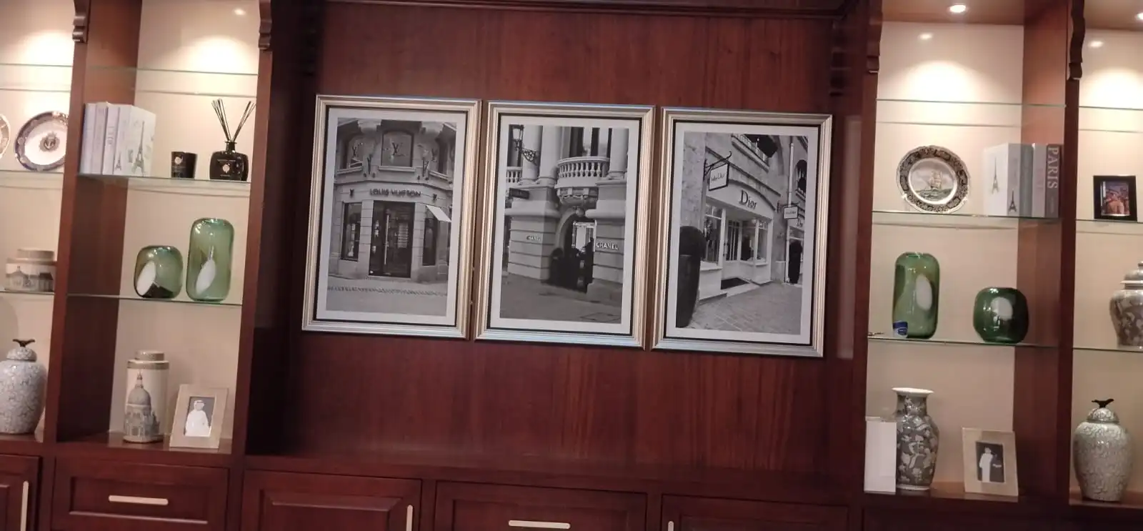 pictures frames hanged by smart hands in nad al sheba